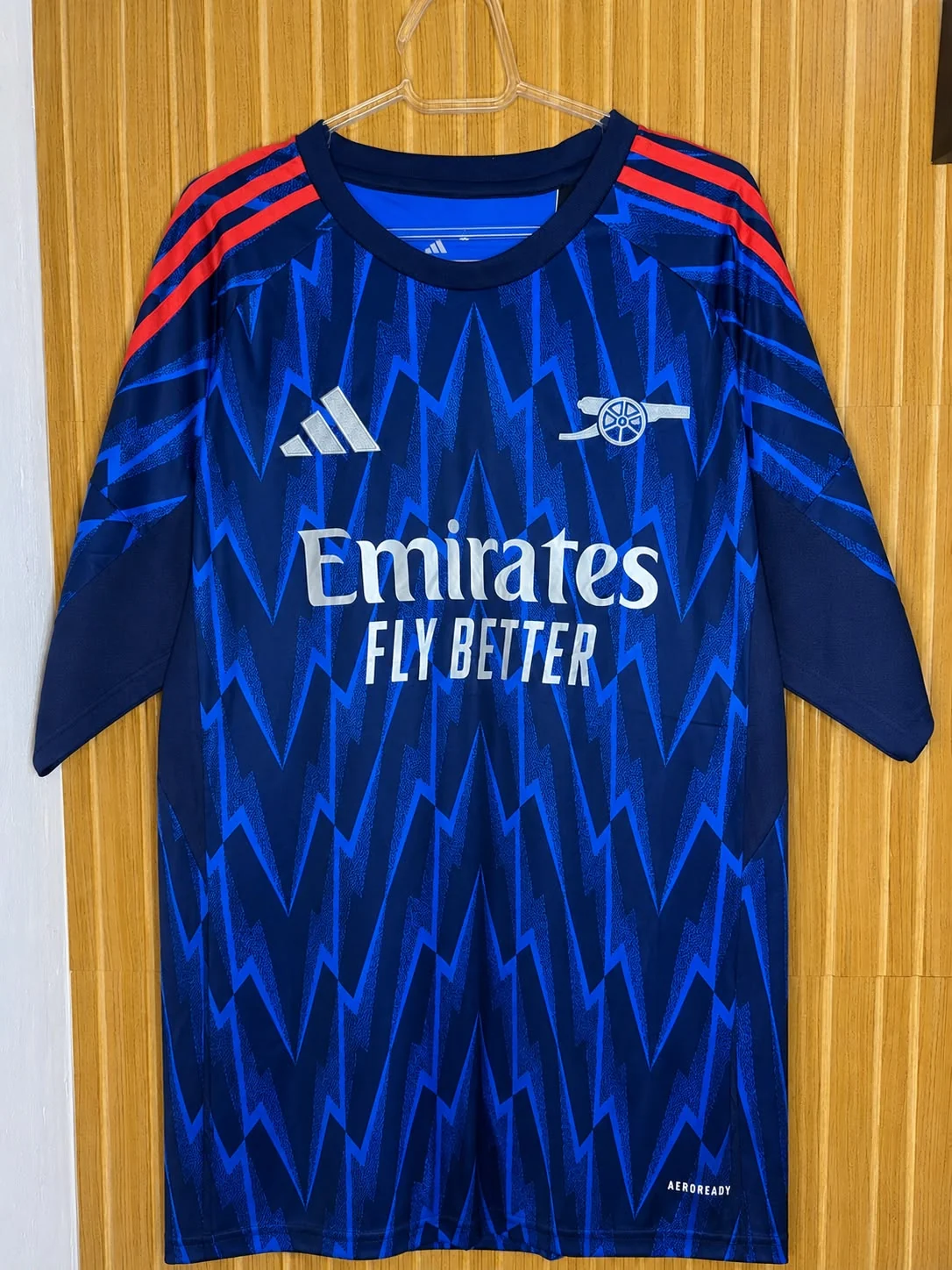 Camisa Arsenal azul em destaque